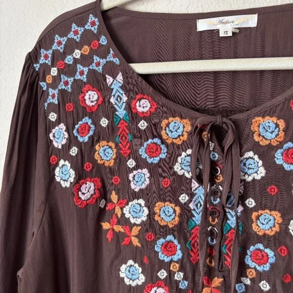 Andree by UNIT 1X Floral Embroidered Longline Sharkbite Hem Blouse Top - Picture 5 of 12